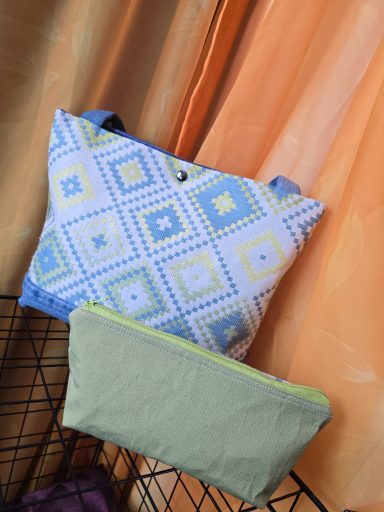 Zwei Kissen in verschiedenen Farben und Mustern, eines blau mit geometrischen Formen.