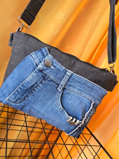 Tasche mit einem Mix aus Jeans und grauem Stoff, modern und lässig.