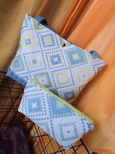 Zwei Taschen in geometrischem Muster in Blau- und Grüntönen.