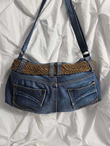 Tasche aus Jeansstoff mit braunem, gewebtem Oberteil und zwei hinteren Taschen.