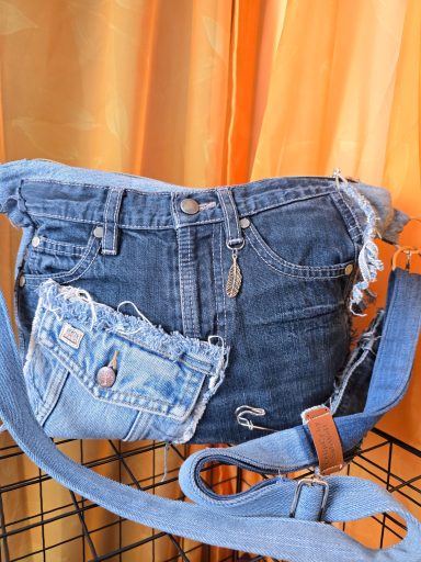 Tasche aus Jeansstoff mit verschiedenen Farben und aufgenähter kleiner Tasche.