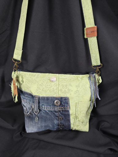 Tasche aus kombinierter grüner und blauer Jeansstoff mit länglichem Schulterriemen.