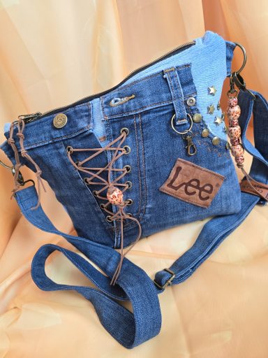 Handtasche aus Denim mit Schnürung, speziellen Details und Schulterriemen.