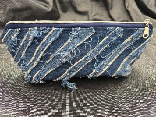 Blaues Federmäppchen mit fransigem Denim und silbernem Reißverschluss.