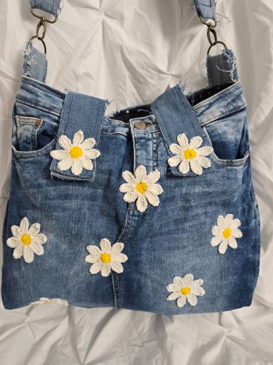 Blaues Jeans-Design mit weißen Margeriten und gelben Blütenmitten.