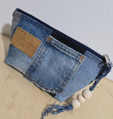 Jeans-Täschchen mit Holzkugeln und Tasche, angesagtes Upcycling-Design.