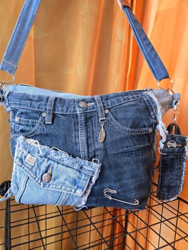 Tasche aus Jeansstoff, kombiniert mit verschiedenen Denim-Streifen und -Taschen.