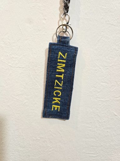 Schlüsselanhänger aus Denim mit dem Aufdruck "ZIMTZICKE".