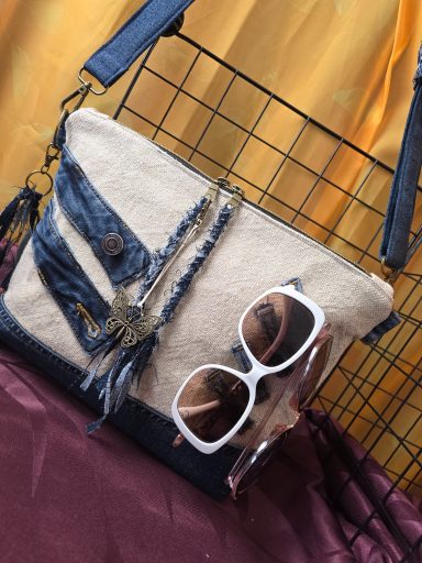 Tote-Bag aus Leinen mit Jeansapplikationen und weißen Sonnenbrillen.