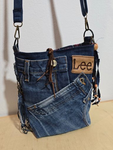 Tasche aus Jeans mit Lee-Logo und zusätzlichen Taschenapplikationen.