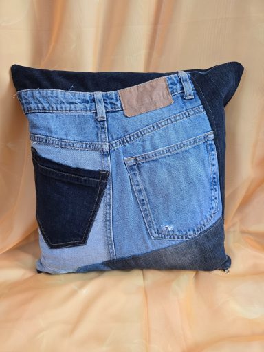 Kissen mit Taschen und Jeansstoff in verschiedenen Blautönen.