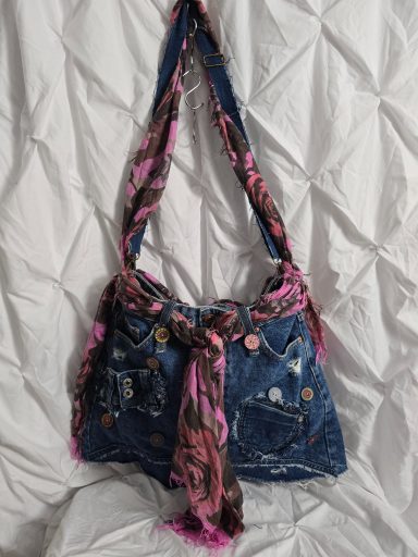 Denim Tasche mit buntem Schal und auffälligen Knöpfen.