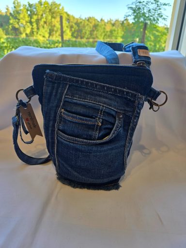 Kleine tragbare Handtasche aus blauer Jeans mit mehreren Taschen.