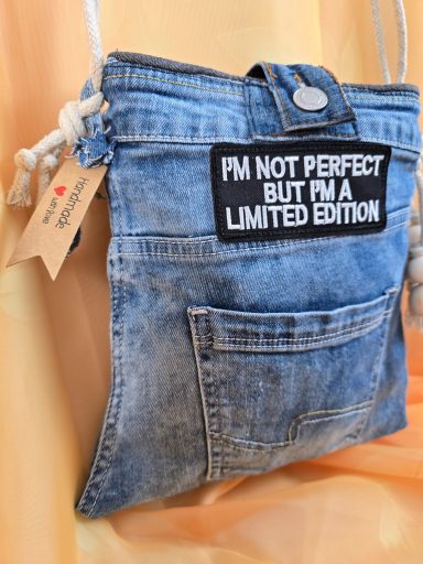 Tasche aus Denim mit Aufschrift „I'm not perfect but I'm a limited edition“.