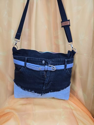 Tasche aus Denim, kombiniert mit schwarzem und blauem Stoff, mit verstellbarem Riemen.