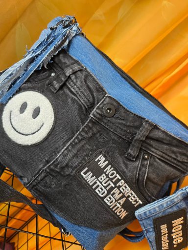 Tasche aus Jeansstoff mit Smiley und Schriftzug "I'm not perfect, just a limited edition".