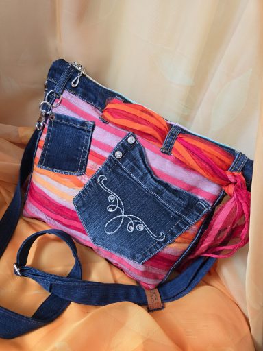 Bunte Umhängetasche aus Jeans mit gestreiftem Design und kunstvollem Detail.
