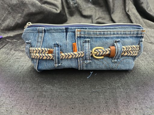 Jeansetui mit geflochtenem Gürtel und Reißverschluss in blauer Denimfarbe.
