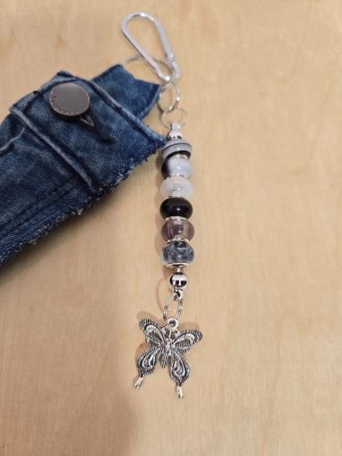 Bunte Perlenanhänger mit Schmetterlingsmotiv und Karabiner.