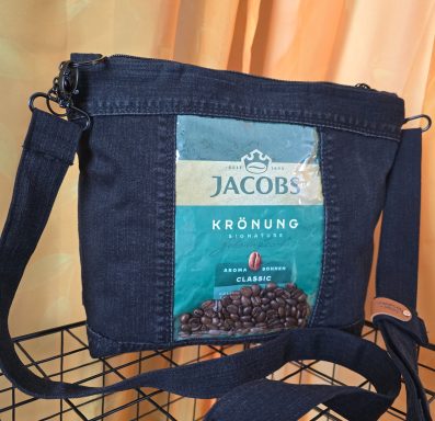 Schwarze Tasche mit Jacobs-Kaffeeverpackung als Vorderseite.